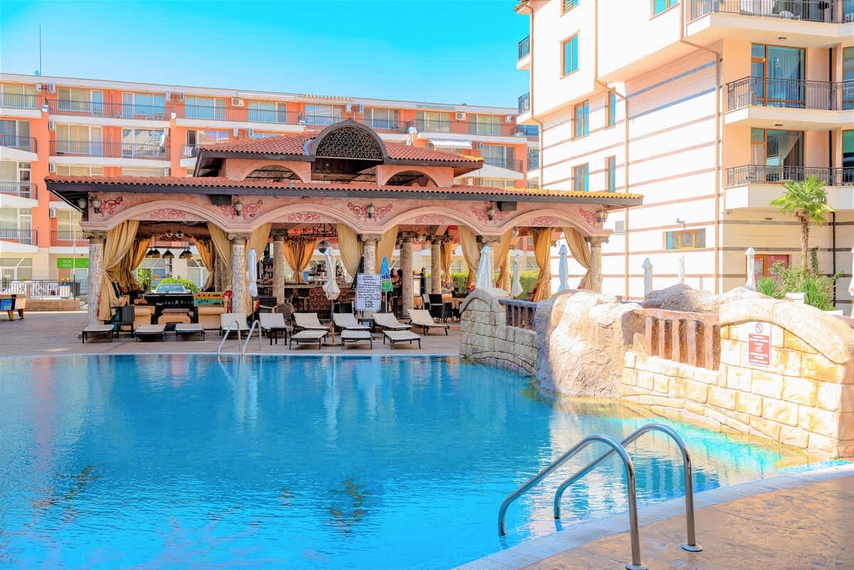 Cozy Karolina · Pool-View Apartment