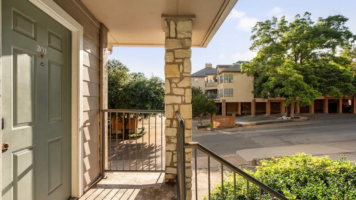 Walk to UT Austin - 6 Min to Downtown - Picture 16