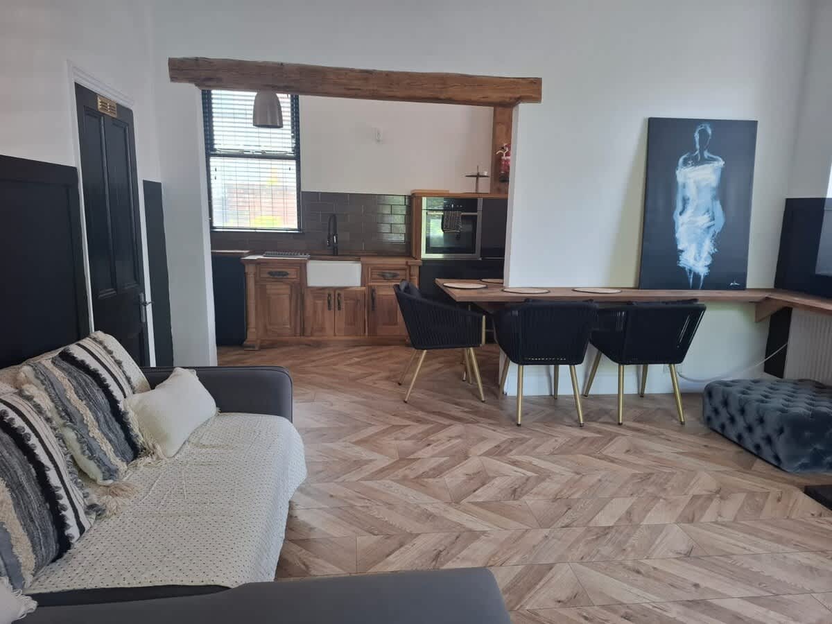 Stylish 2BR | Wi Fi & Parking by Hosterooo