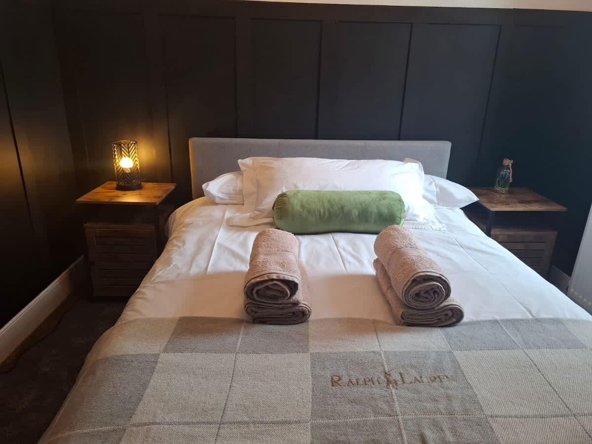 Stylish 2BR | Wi Fi & Parking by Hosterooo