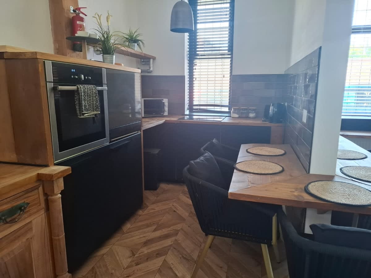 Stylish 2BR | Wi Fi & Parking by Hosterooo