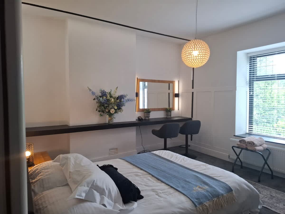 Stylish 2BR | Wi Fi & Parking by Hosterooo