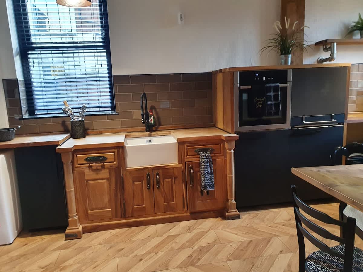 Stylish 2BR | Wi Fi & Parking by Hosterooo