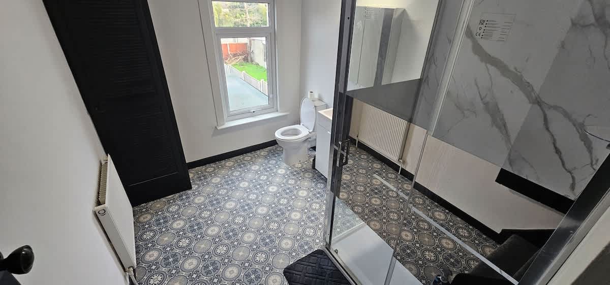 Refurbished 4-Bed Home Near Hospital & Station