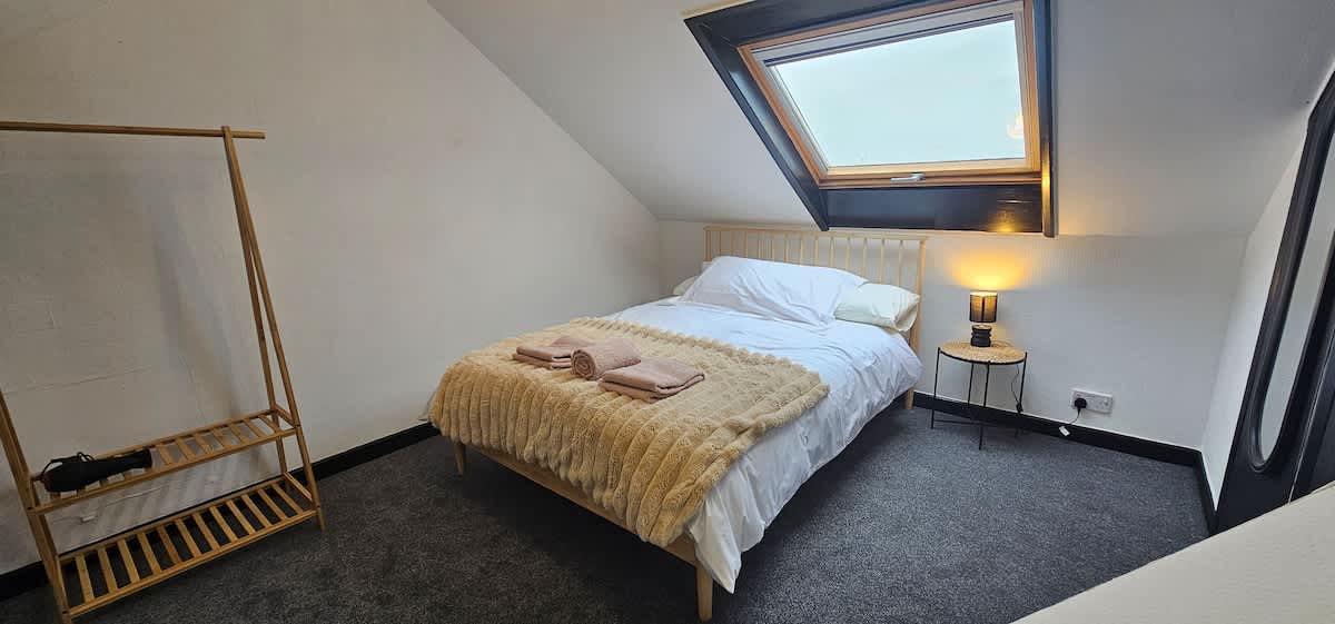 Refurbished 4-Bed Home Near Hospital & Station