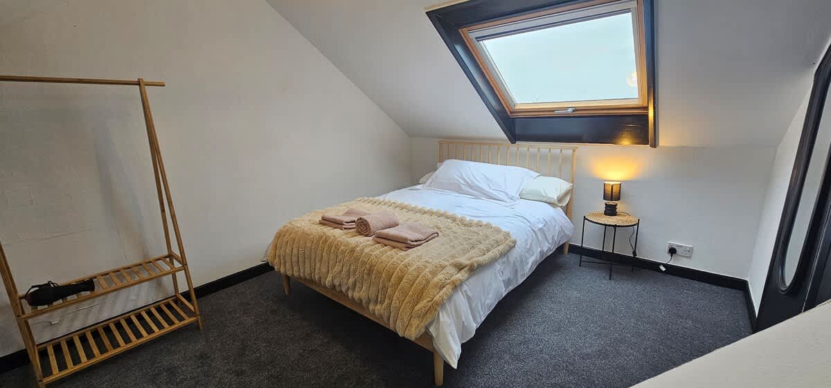 Refurbished 4-Bed Home Near Hospital & Station