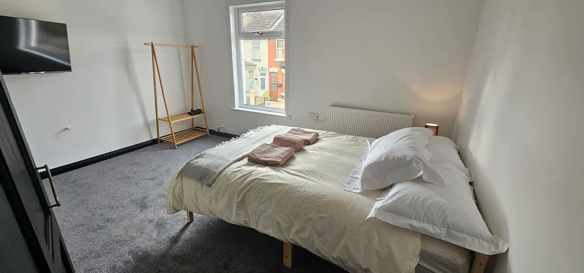 Refurbished 4-Bed Home Near Hospital & Station