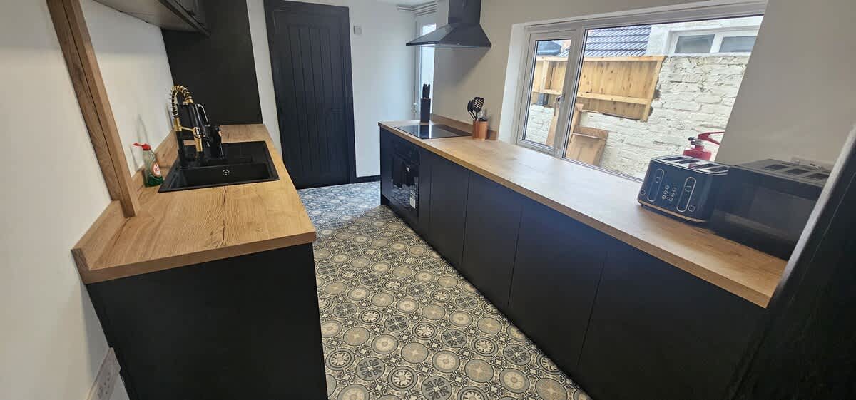 Refurbished 4-Bed Home Near Hospital & Station