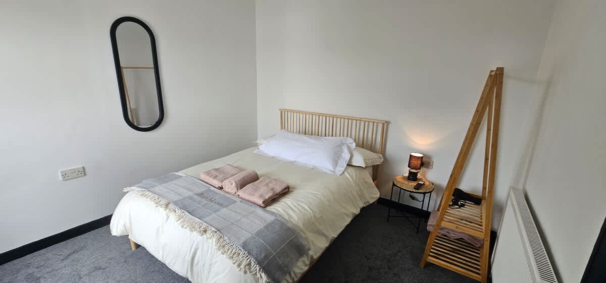 Refurbished 4-Bed Home Near Hospital & Station