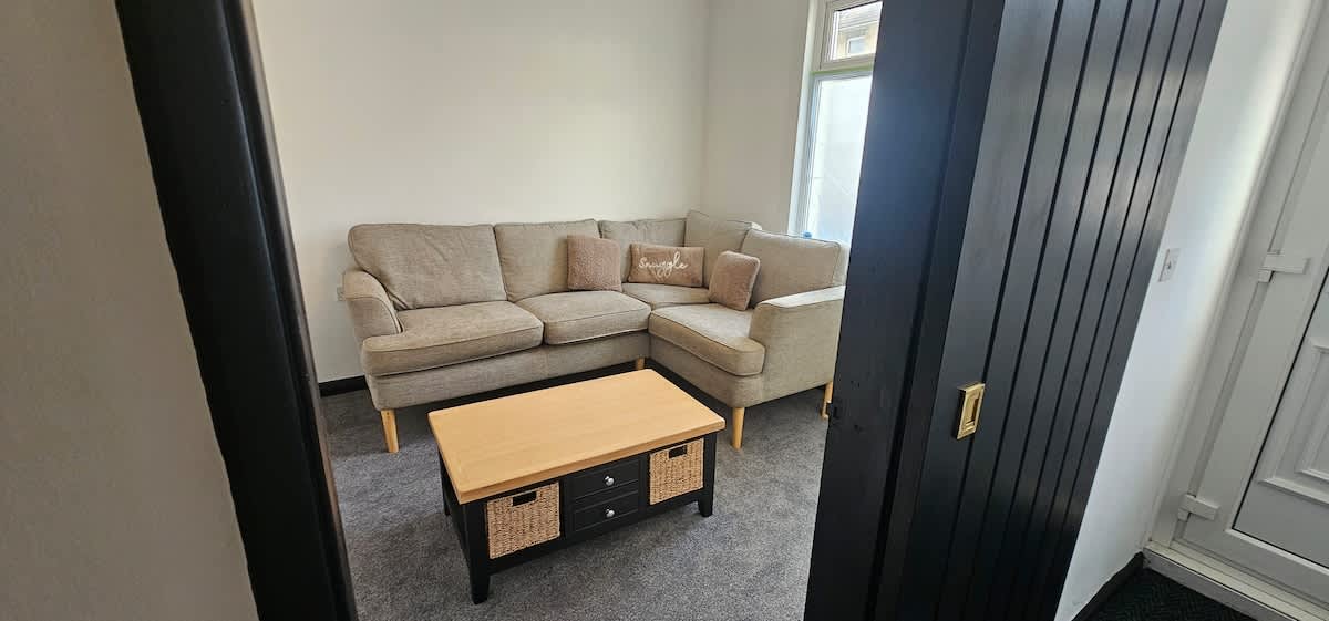 Refurbished 4-Bed Home Near Hospital & Station