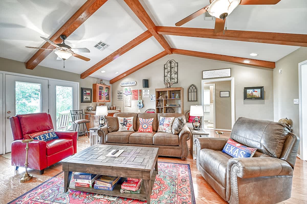 Open and bright living space with seating for the whole family.