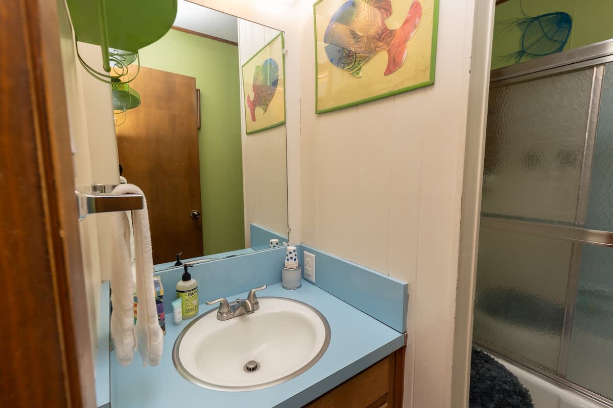 Second bathroom has a shower/tub combo.