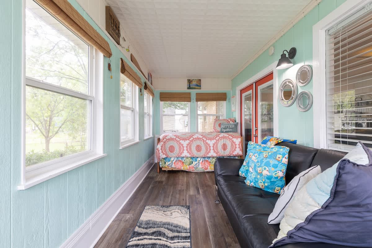 Sunroom: Twin bed with a twin trundle, perfect for a relaxing nap or accommodating extra guests.