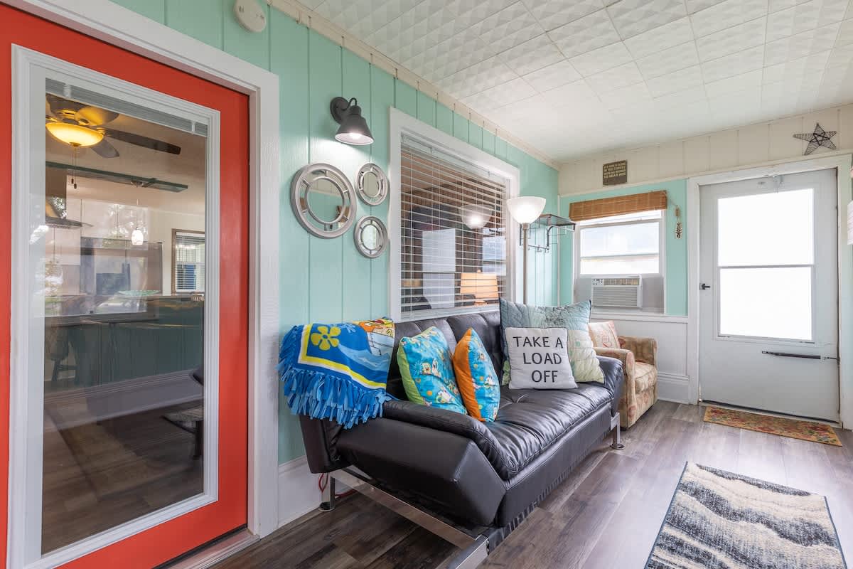 Sunroom: Offers a full sized futon couch.