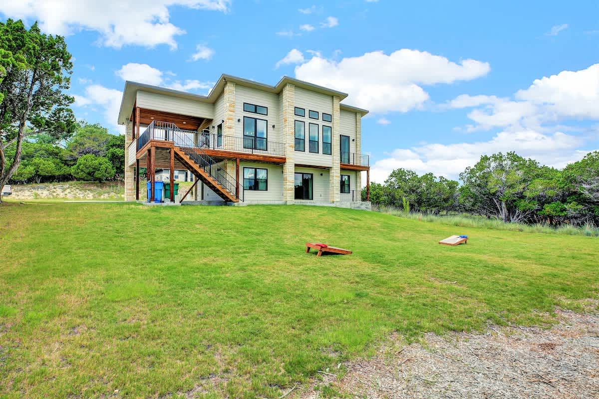 View of the back of Lakeland Dr.