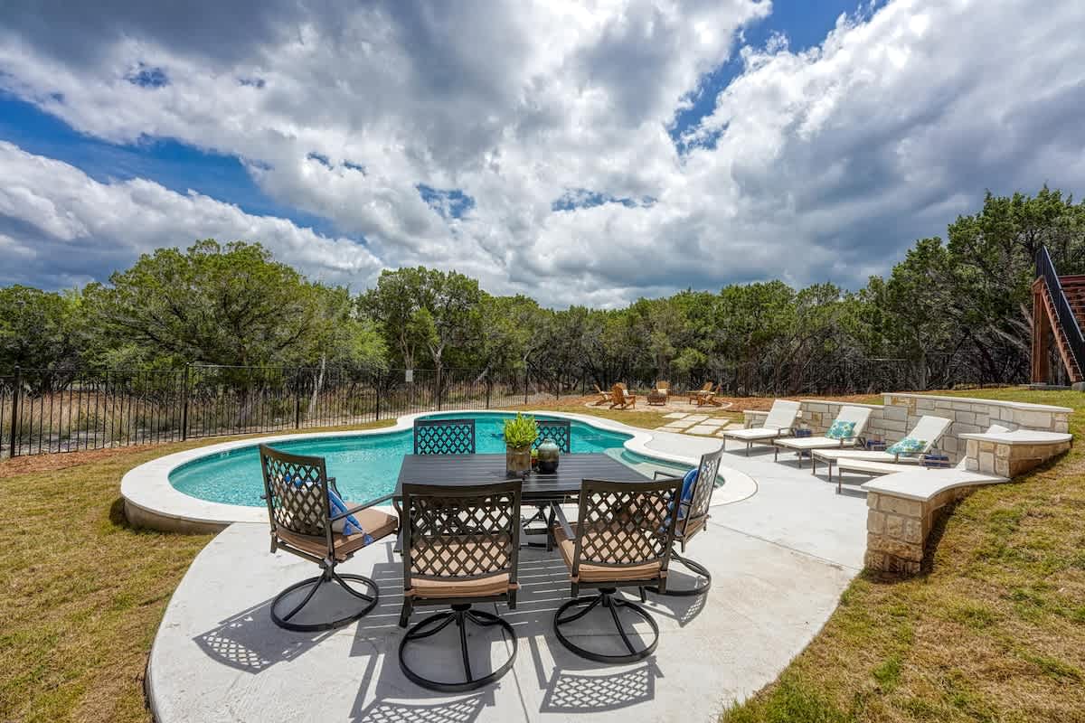 Additional seating to gather around the pool.