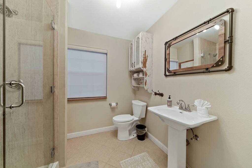 Guest Apartment Bath