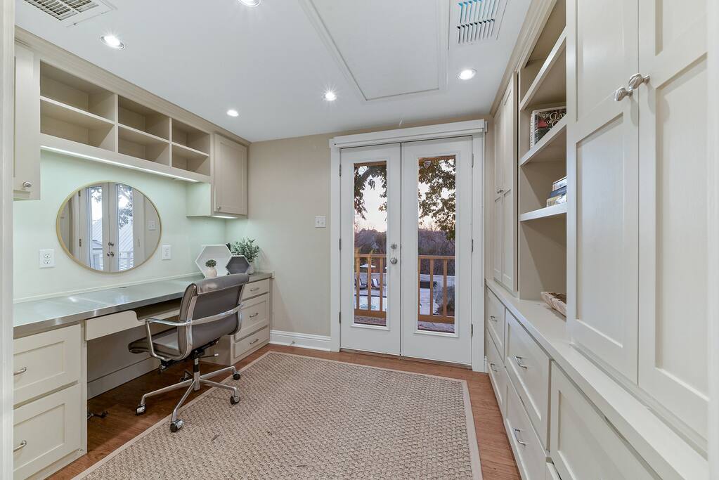 Defined Office Space / Vanity