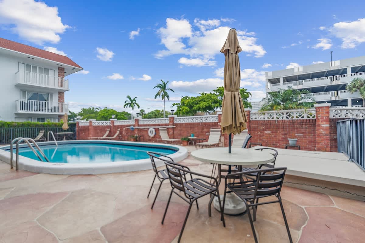 Las Olas Getaway Near Beach Dining & Shopping