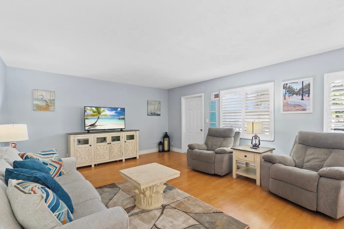 Las Olas Getaway Near Beach Dining & Shopping