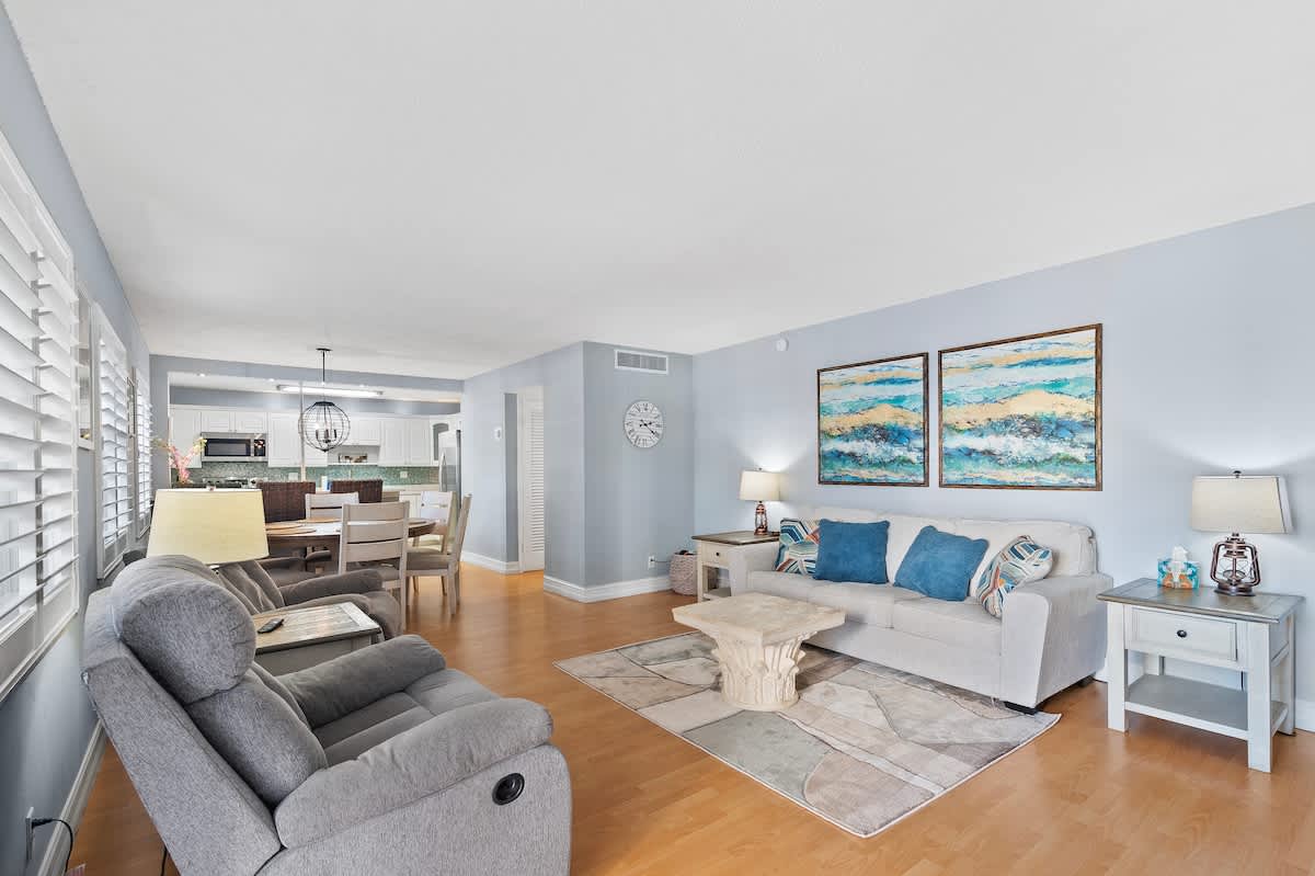 Las Olas Getaway Near Beach Dining & Shopping