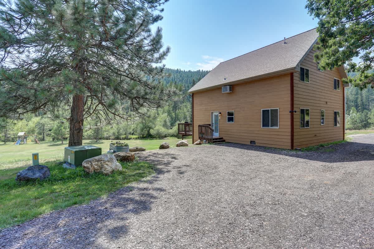 5 Miles from Mt- Rushmore, with private hot tub! 3