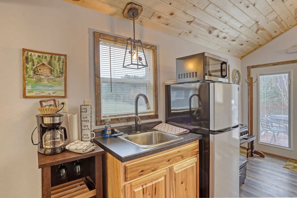 Cozy Creekside Retreat in the Black Hills 4