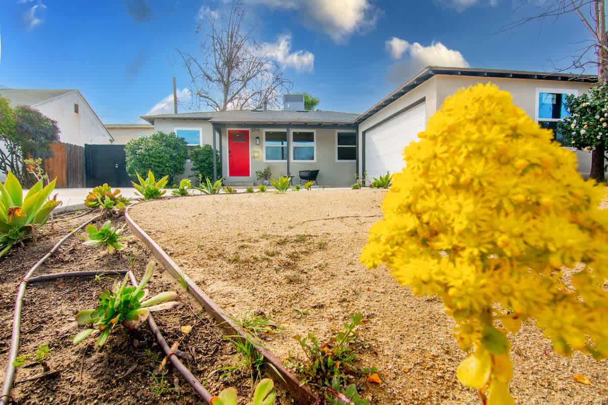 Mid-Century Gem · Near Universal Studios