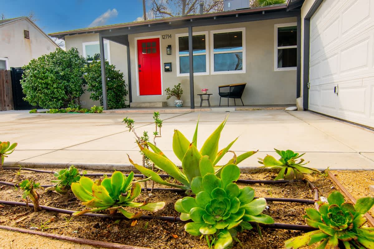 Mid-Century Gem · Near Universal Studios