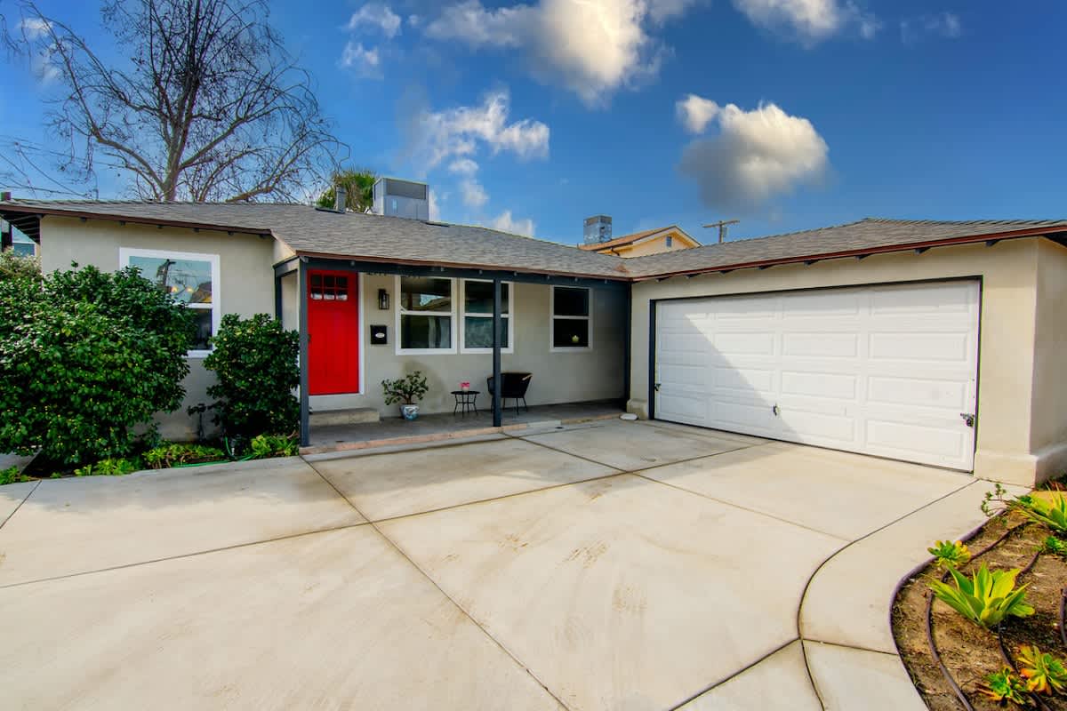 Mid-Century Gem · Near Universal Studios