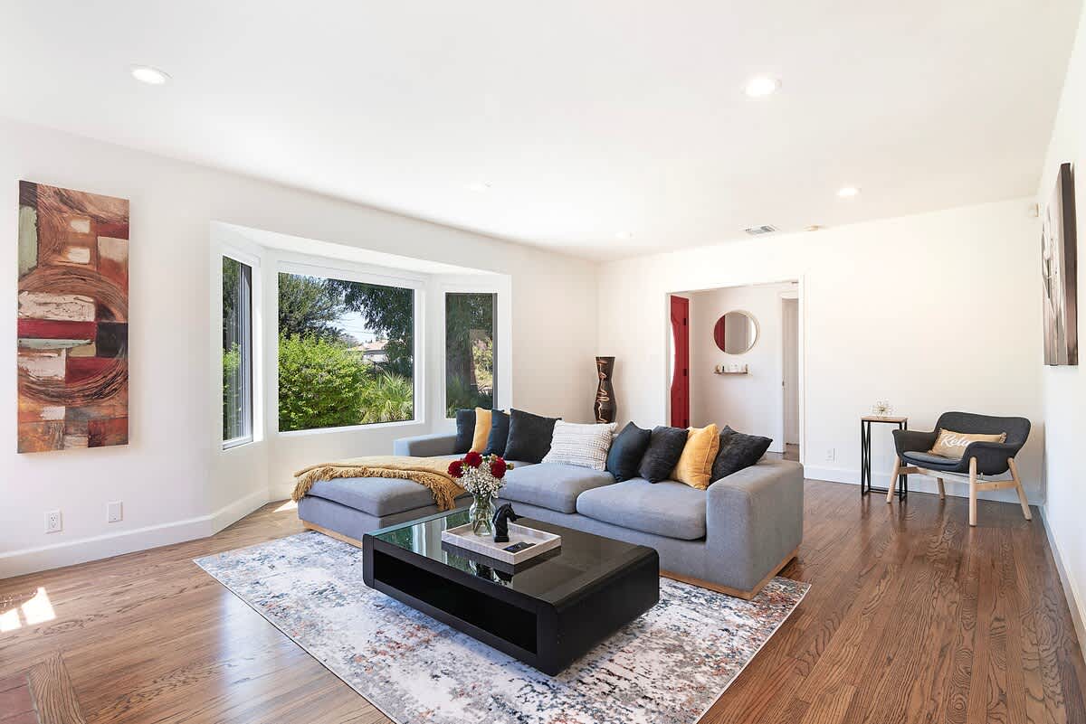 Sherman Oaks Oasis · 13 Mins to Universal - Picture 8
