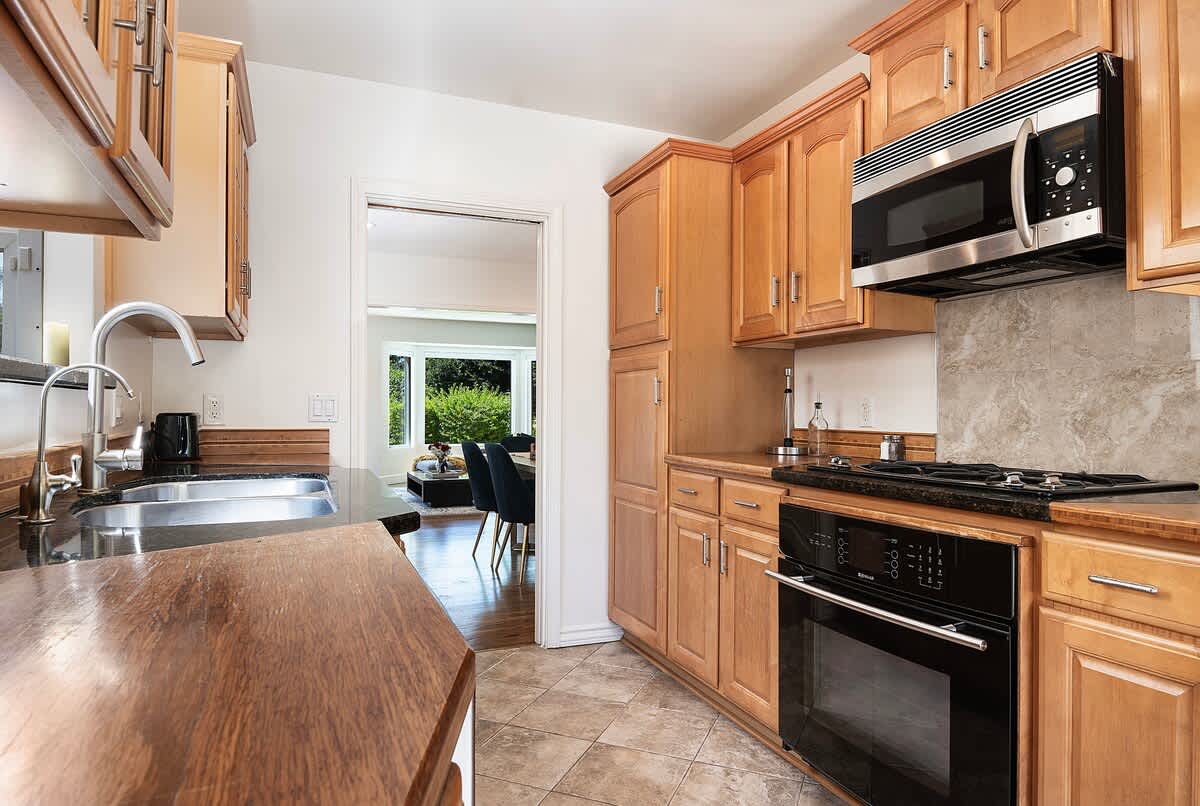 Sherman Oaks Oasis · 13 Mins to Universal - Picture 15