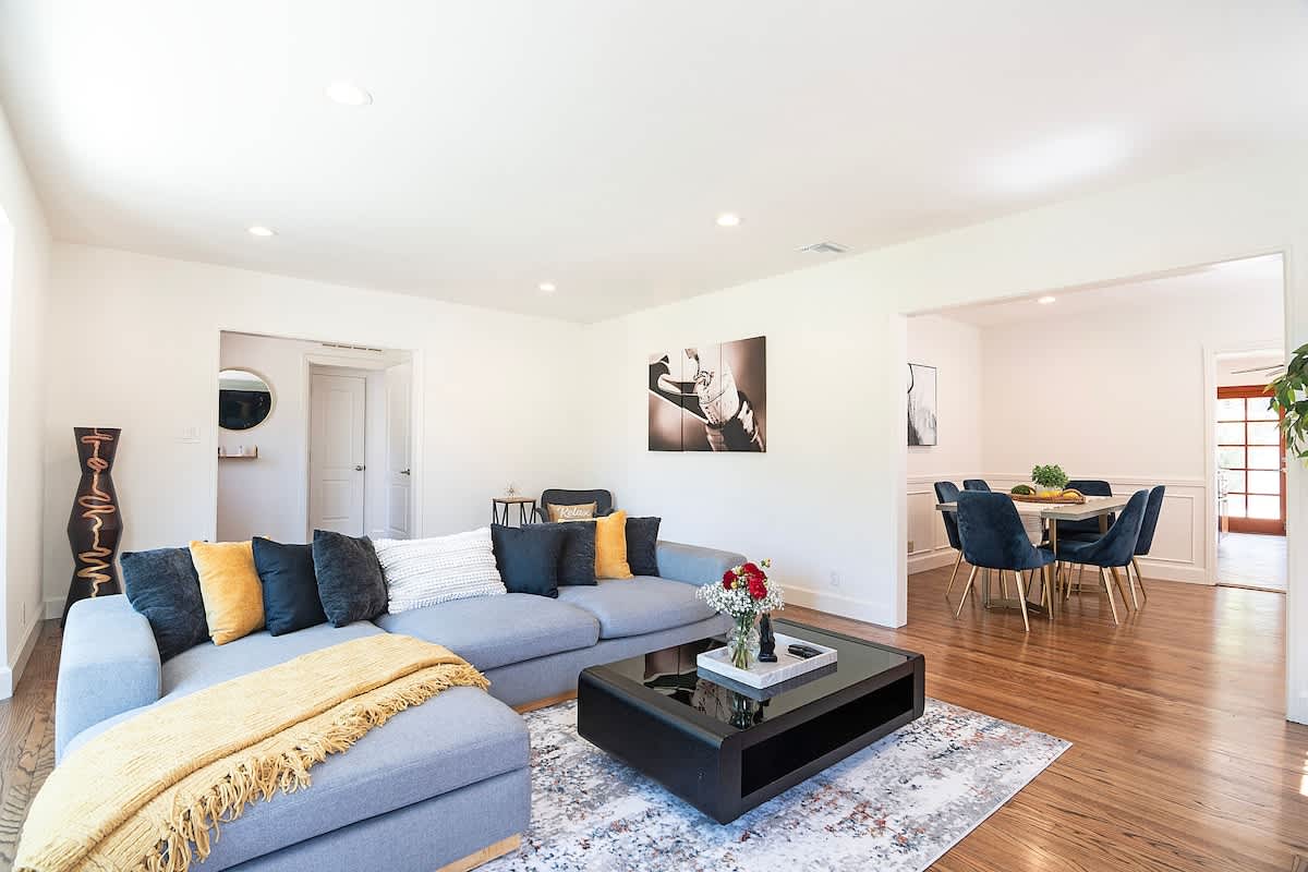Sherman Oaks Oasis · 13 Mins to Universal