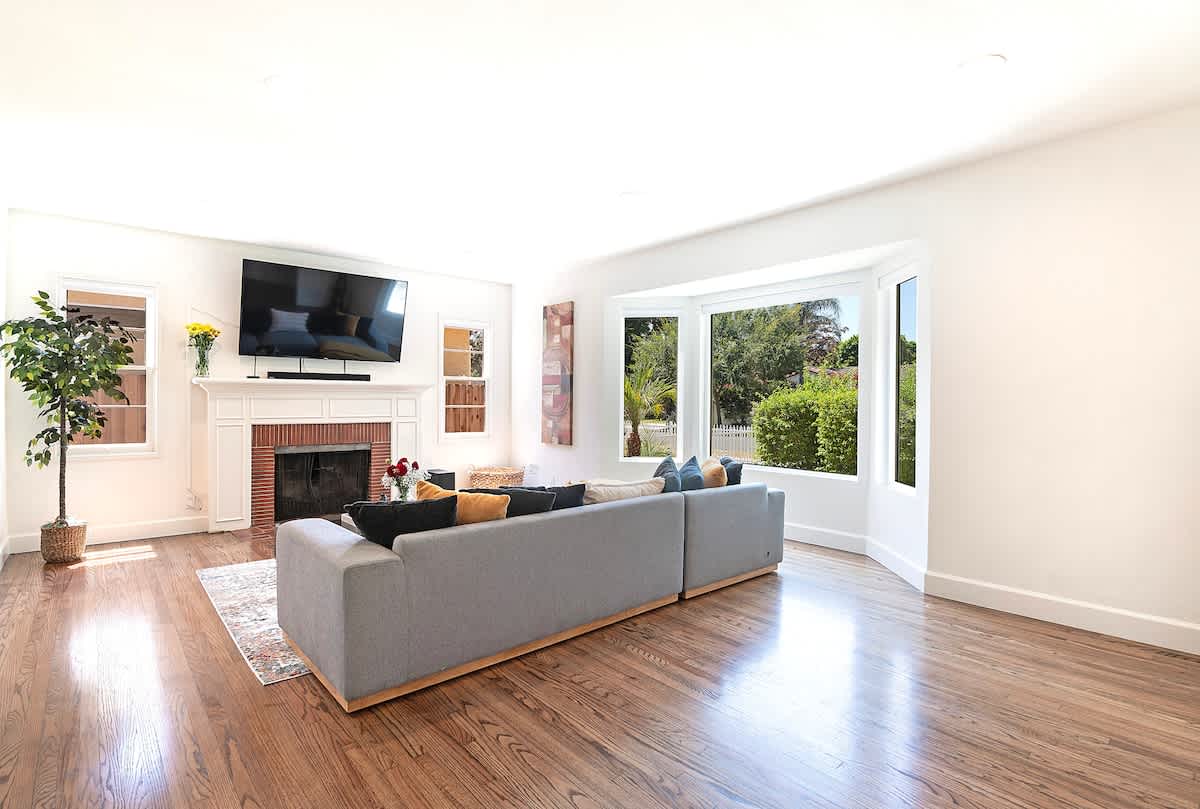 Sherman Oaks Oasis · 13 Mins to Universal