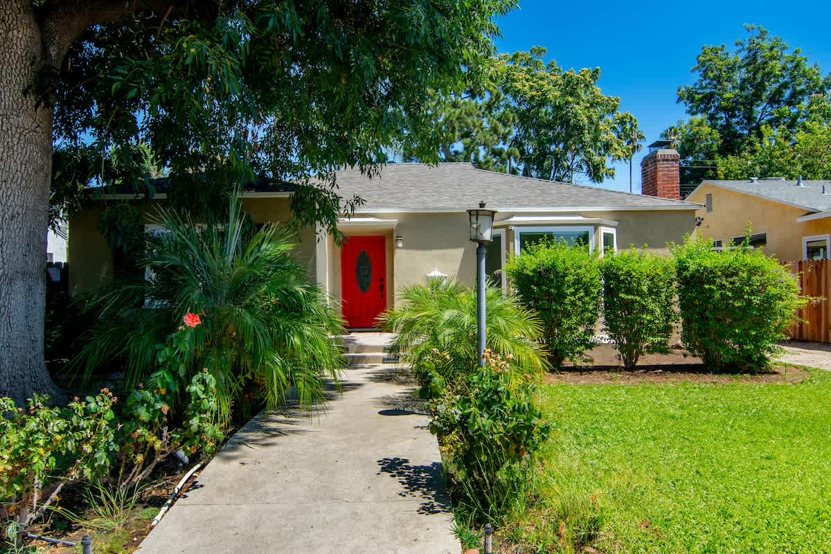 Sherman Oaks Oasis · 13 Mins to Universal