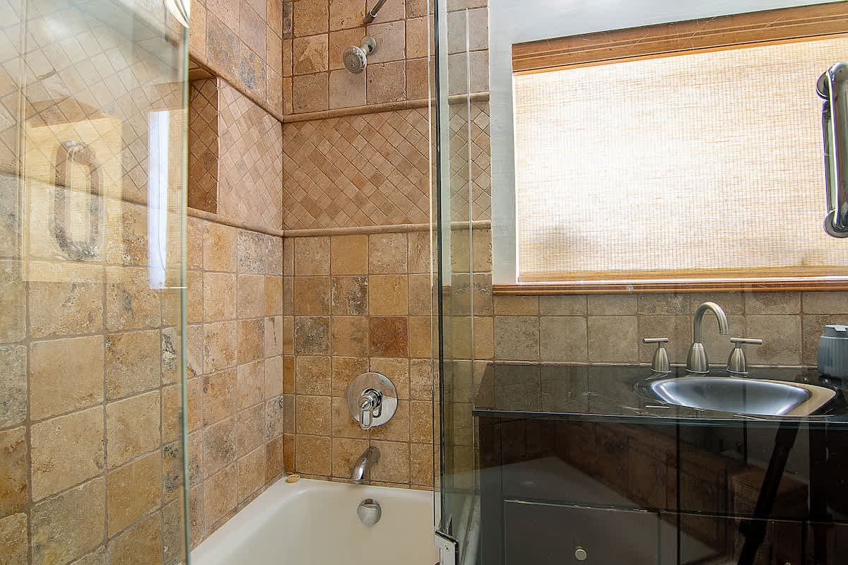 Sherman Oaks Oasis · 13 Mins to Universal - Picture 32