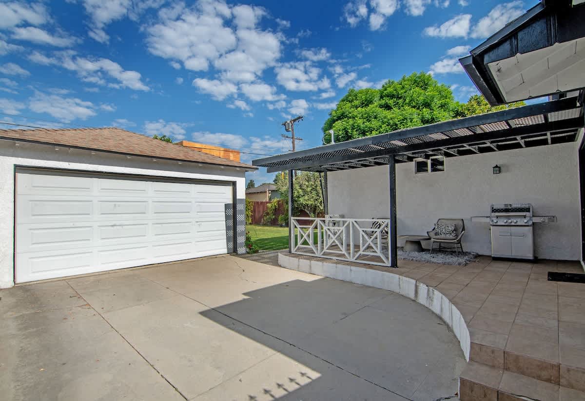 Central LA Home with Private Yard · Near The Grove - Picture 39