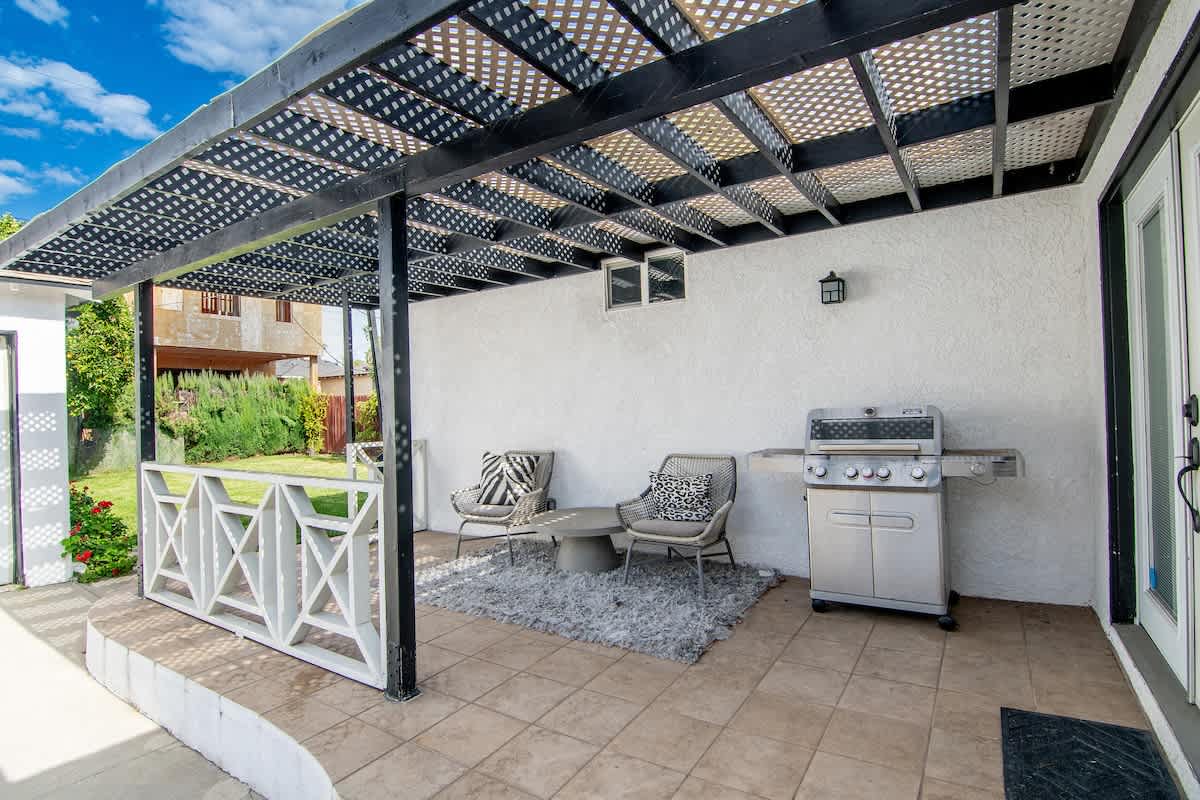 Central LA Home with Private Yard · Near The Grove - Picture 38
