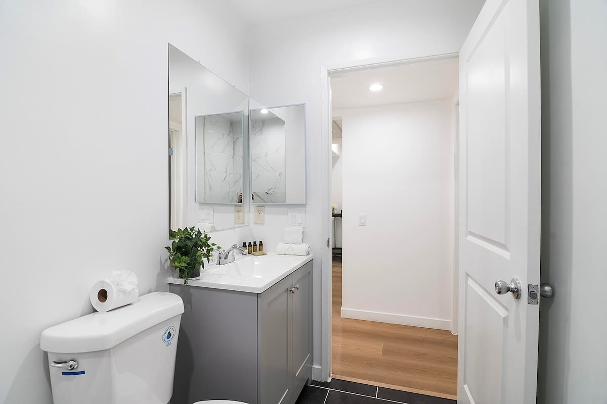 Remodeled 3BR Apartment · Near Universal Studios - Picture 38