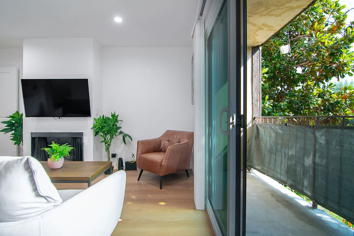 Remodeled 3BR Apartment · Near Universal Studios - Picture 11