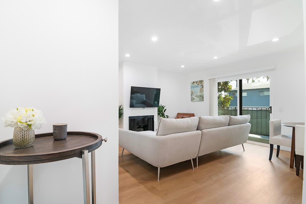 Remodeled 3BR Apartment · Near Universal Studios