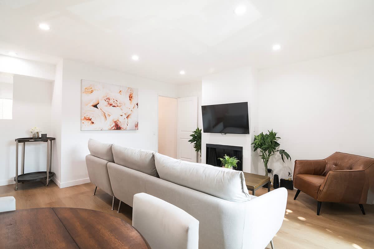 Remodeled 3BR Apartment · Near Universal Studios - Picture 8