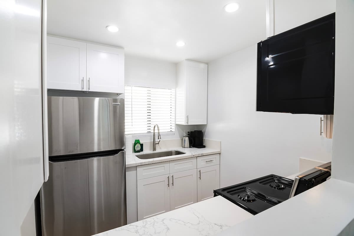 Remodeled 3BR Apartment · Near Universal Studios - Picture 17