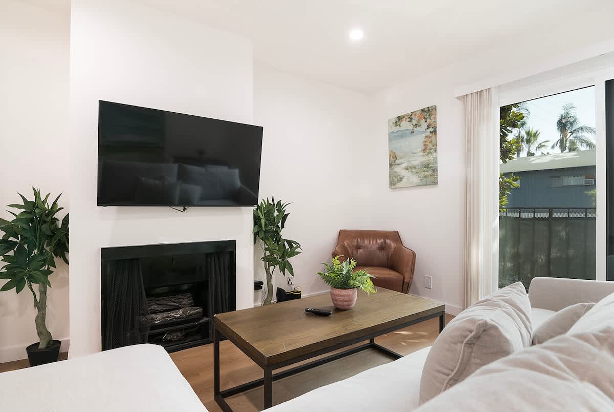 Remodeled 3BR Apartment · Near Universal Studios - Picture 9