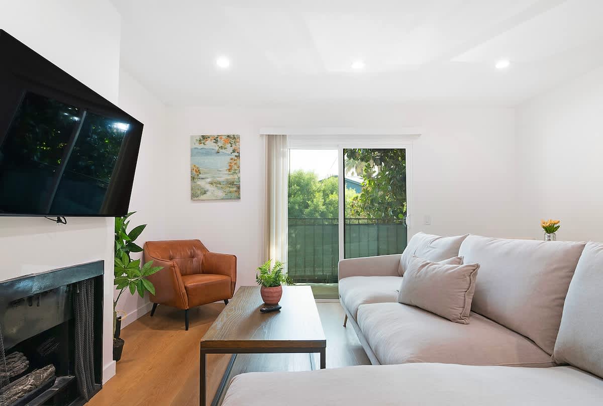 Remodeled 3BR Apartment · Near Universal Studios