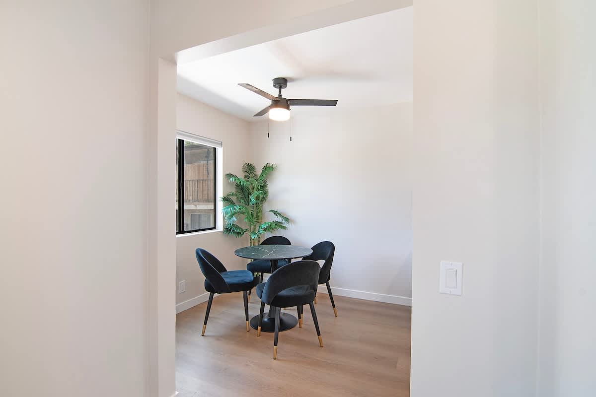 King Bed Apartment · Near Universal Studios