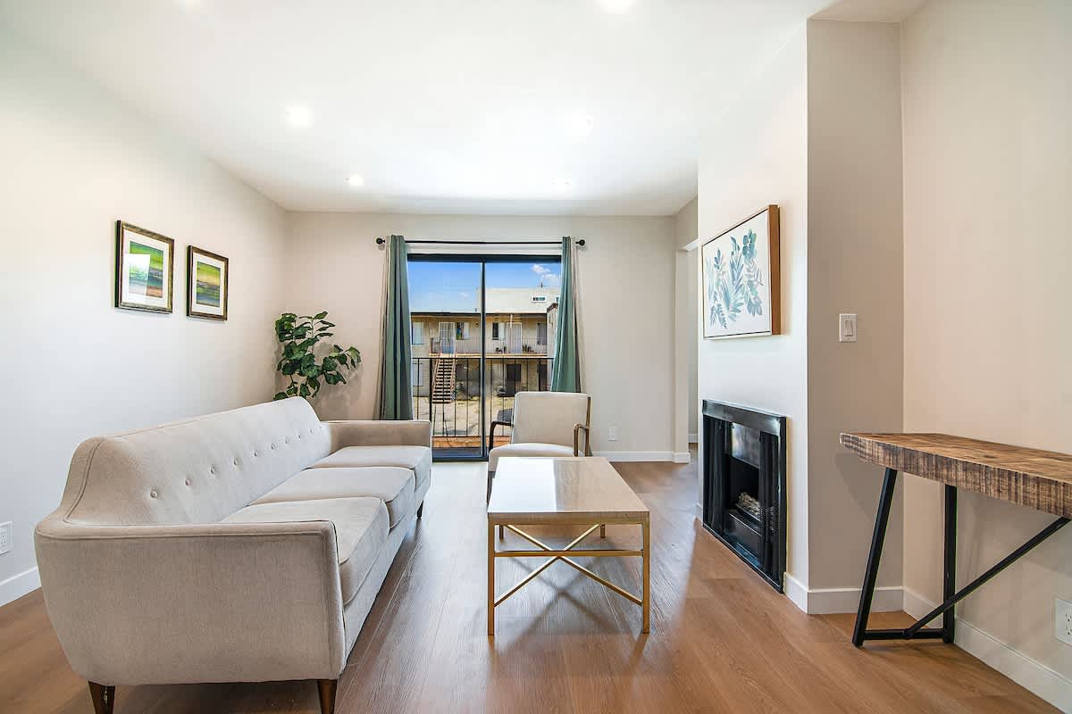King Bed Apartment · Near Universal Studios