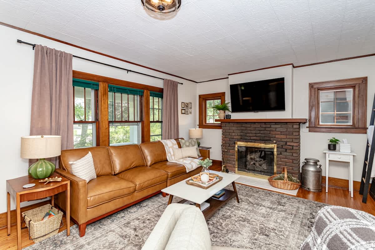 615 Ash Avenue - Modern Retreat w Hot Tub — Ames, IA — vacation rental