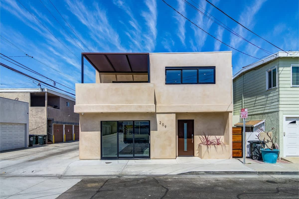 209 9th St | Modern Remodel By The Bay & Beach