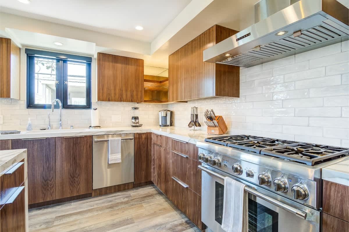 209 9th St | Modern Remodel By The Bay & Beach 3